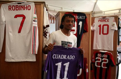 El colombiano Cuadrado subasta su colección de camisetas de figuras del fútbol