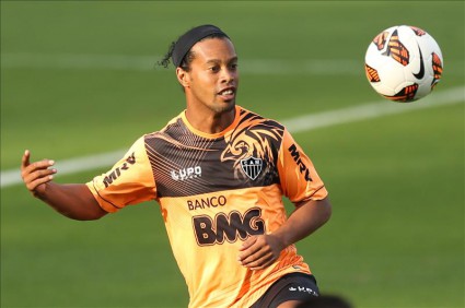 Ronaldinho Gaúcho sufre una lesión muscular y está en duda para el Mundial de Clubes