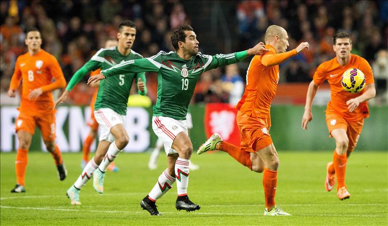 2-3. México vence a Holanda con doblete de Vela y un gol de 'Chicharito'