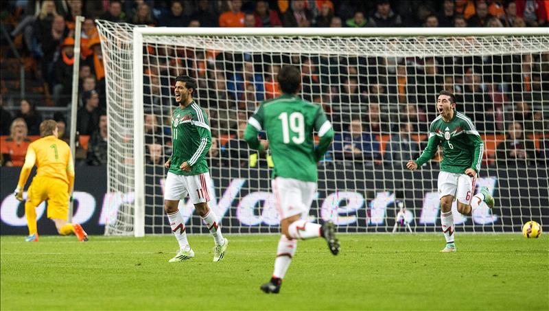 2-3. México vence a Holanda con doblete de Vela y un gol de 'Chicharito'