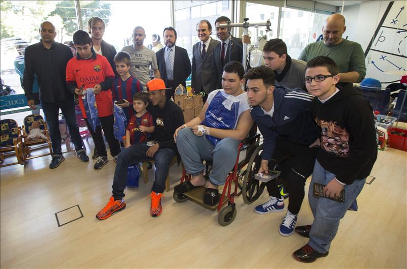 Jugadores, técnicos y directivos visitan ocho hospitales de Barcelona