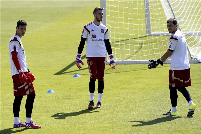 Sergio Rico asegura que "no hay tiranteces" entre Casillas y De Gea