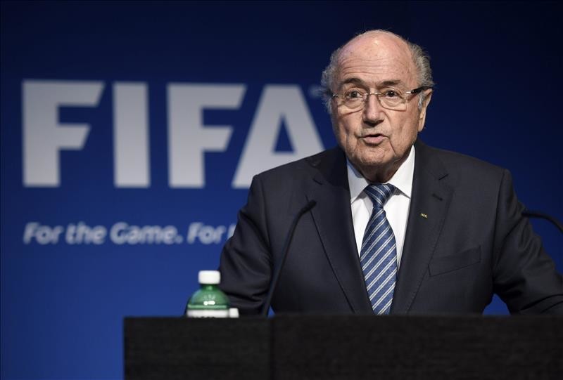 Blatter dice que no ha dimitido sino que ha puesto su "cargo en manos del Congreso"