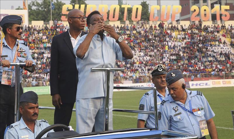 Pelé celebra sus 75 años sobrepuesto de una salud debilitada y en intimidad
