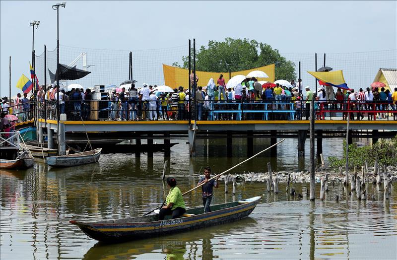 El Gobierno y Unodc inauguran el primer campo de fútbol sobre agua de Colombia