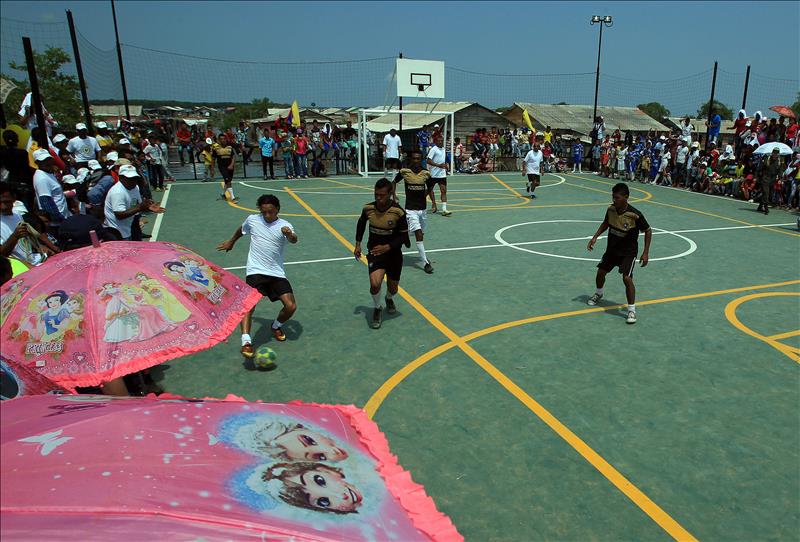 El Gobierno y Unodc inauguran el primer campo de fútbol sobre agua de Colombia