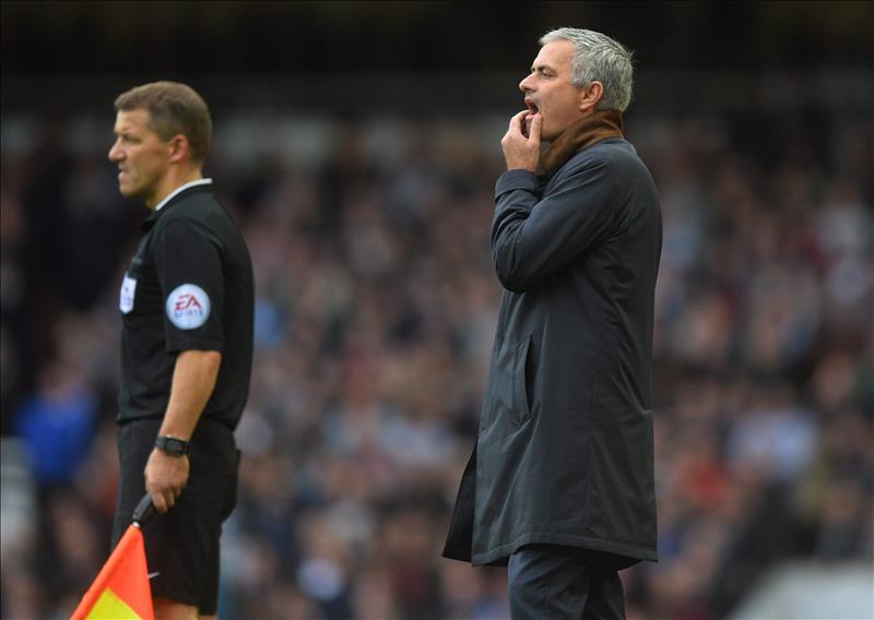 Mourinho, expulsado en el descanso del West Ham-Chelsea