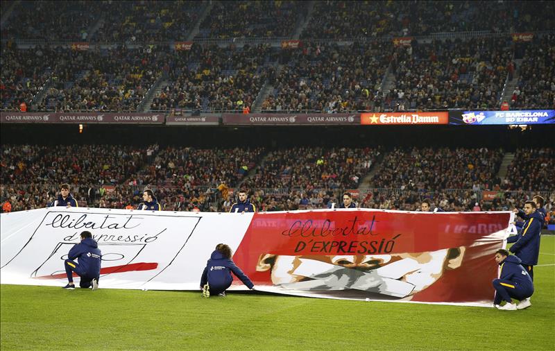 El Barça exhibe en el Camp Nou pancartas a favor de la libertad de expresión