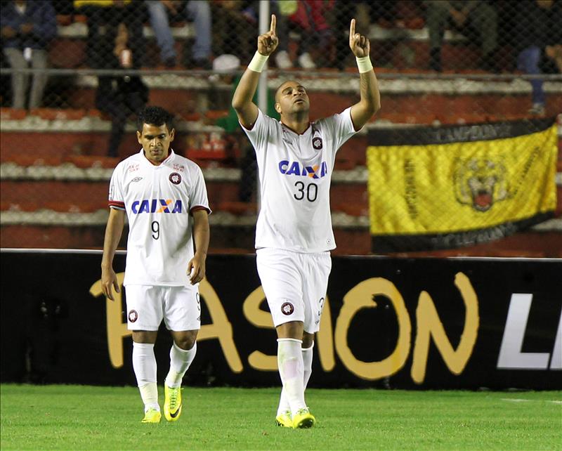 El Atlético Paranaense viaja a Paraguay con una baja y una duda