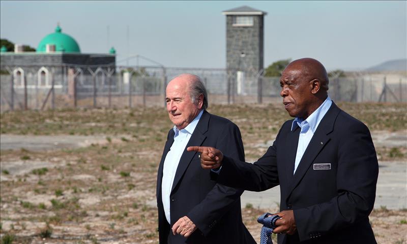 Sexwale se ve «más que preparado» para dirigir una FIFA «severamente dañada»