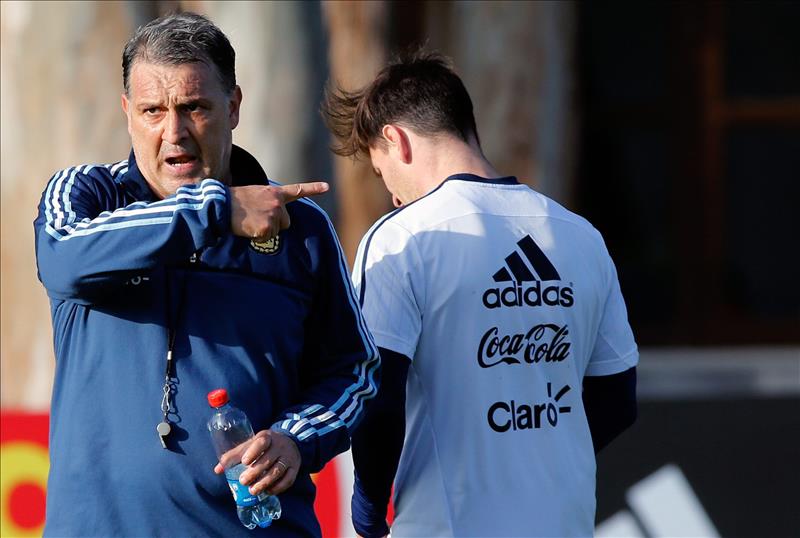Martino dice que no es bueno que Argentina dependa de Messi