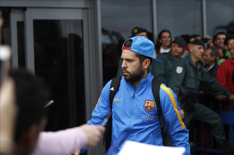 Decenas de aficionados reciben al Barcelona en el aeropuerto pacense