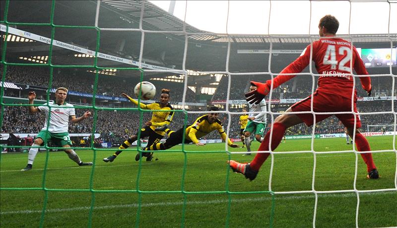El Dortmund gana y le recorta dos puntos al Bayern y Gladbach golea en Berlín