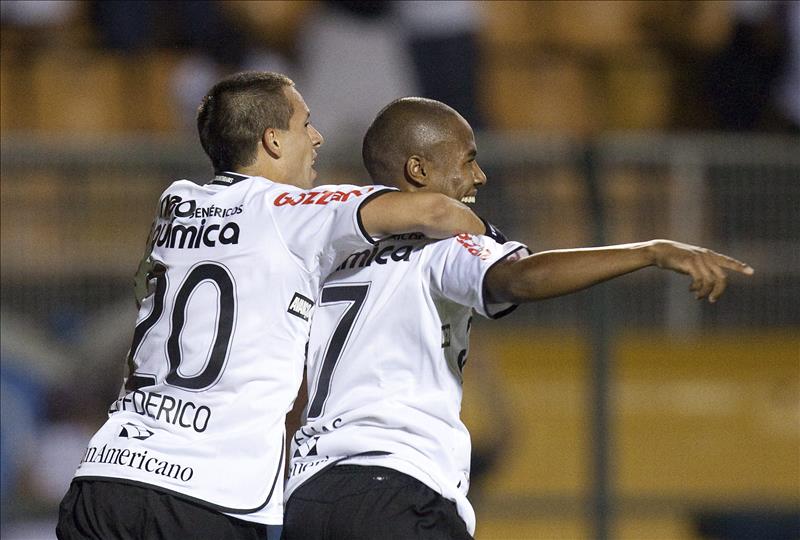 El Corinthians vence al Mineiro a domicilio y pone una mano en el título