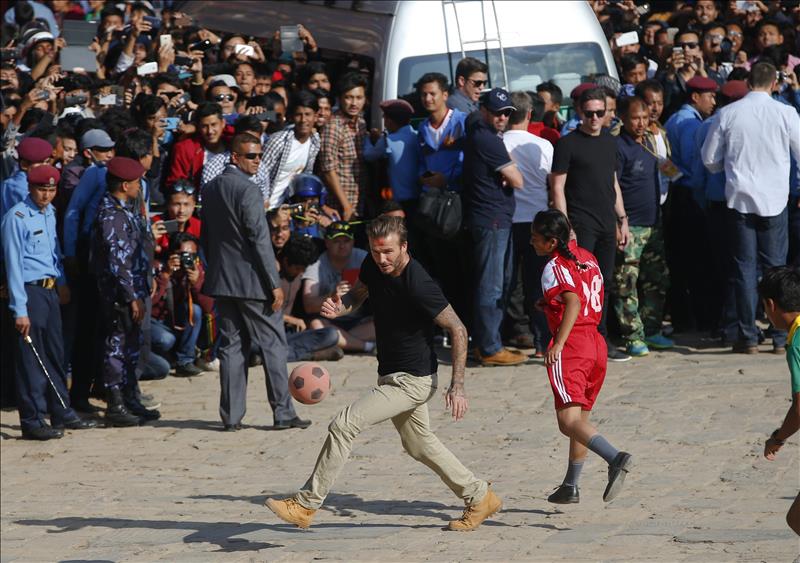 Beckham juega un partido con niños pobres en Buenos Aires