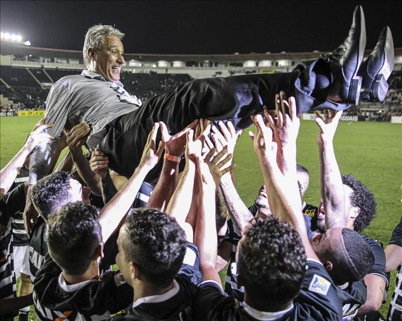 Tite elogia el grupo del Corinthians por ganar una liga con "diez" aspirantes