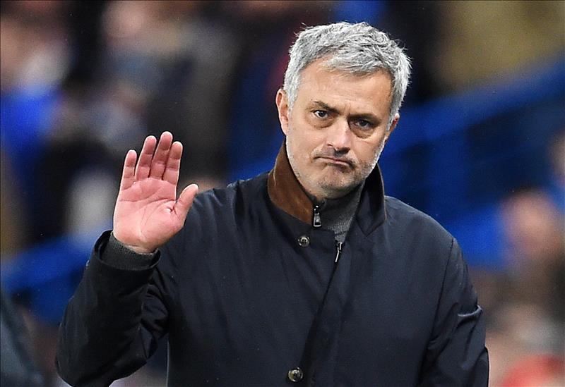 Aficionados de Chelsea y Oporto aplauden juntos a Mourinho en Stamford Bridge