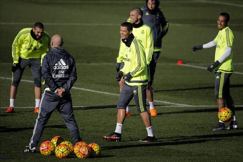 Zidane califica de "absurda" la sanción de la FIFA y cree "que se va a arreglar"