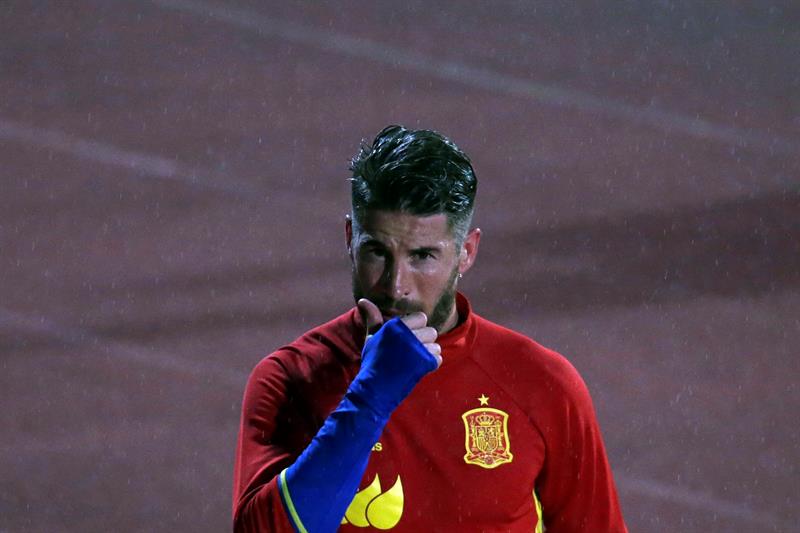 Sergio Ramos deja la concentración y regresa a España por molestias lumbares