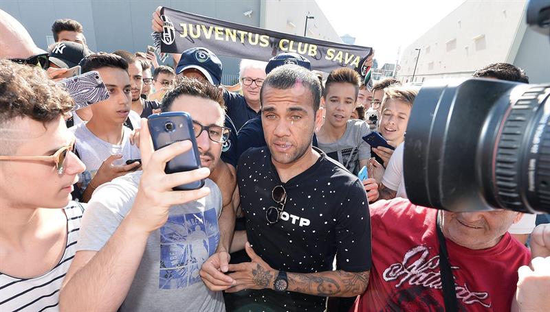 Dani Alves pasa reconocimiento médico con el Juventus