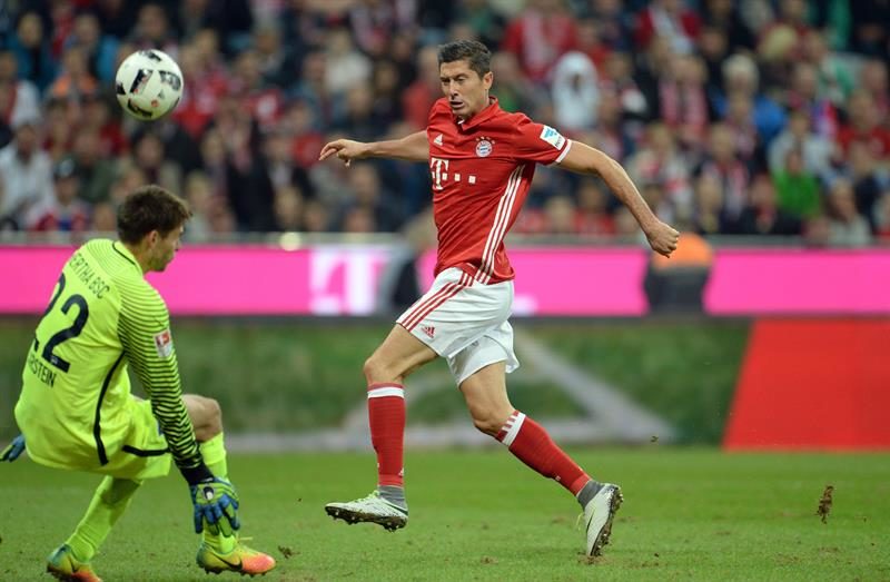 Robert Lewandowski takes a shot against the goalkeeper 