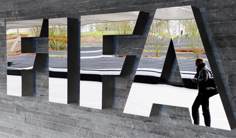 La FIFA multa a El Salvador por incidentes en partido con México