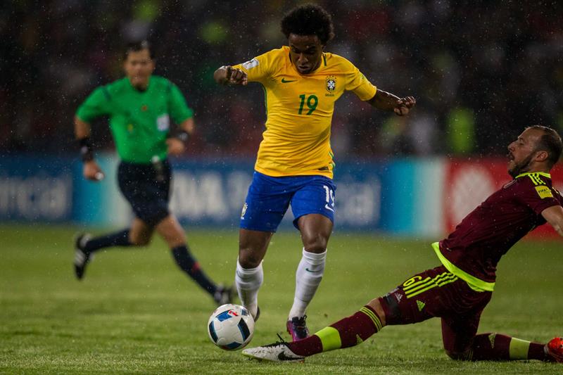 0-2. Brasil hunde a Venezuela y arrebata a Uruguay el liderato