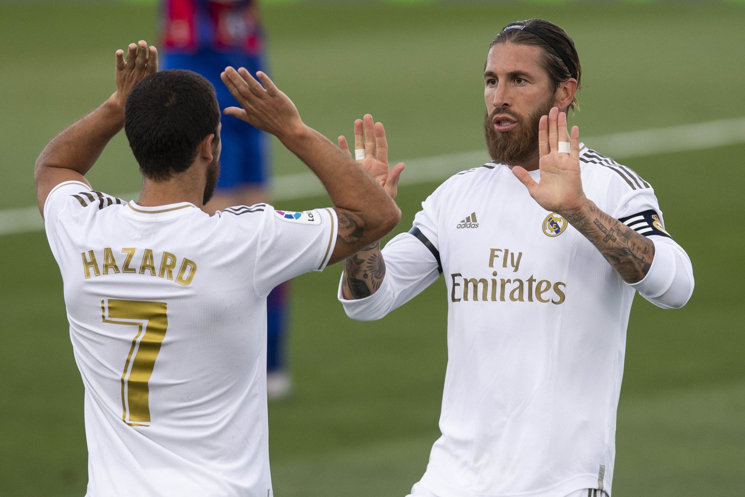 Sergio Ramos Eden Hazard Real Madrid scaled - Hazard y Militao superan el Covid-19 y se ponen a la orden de Zidane