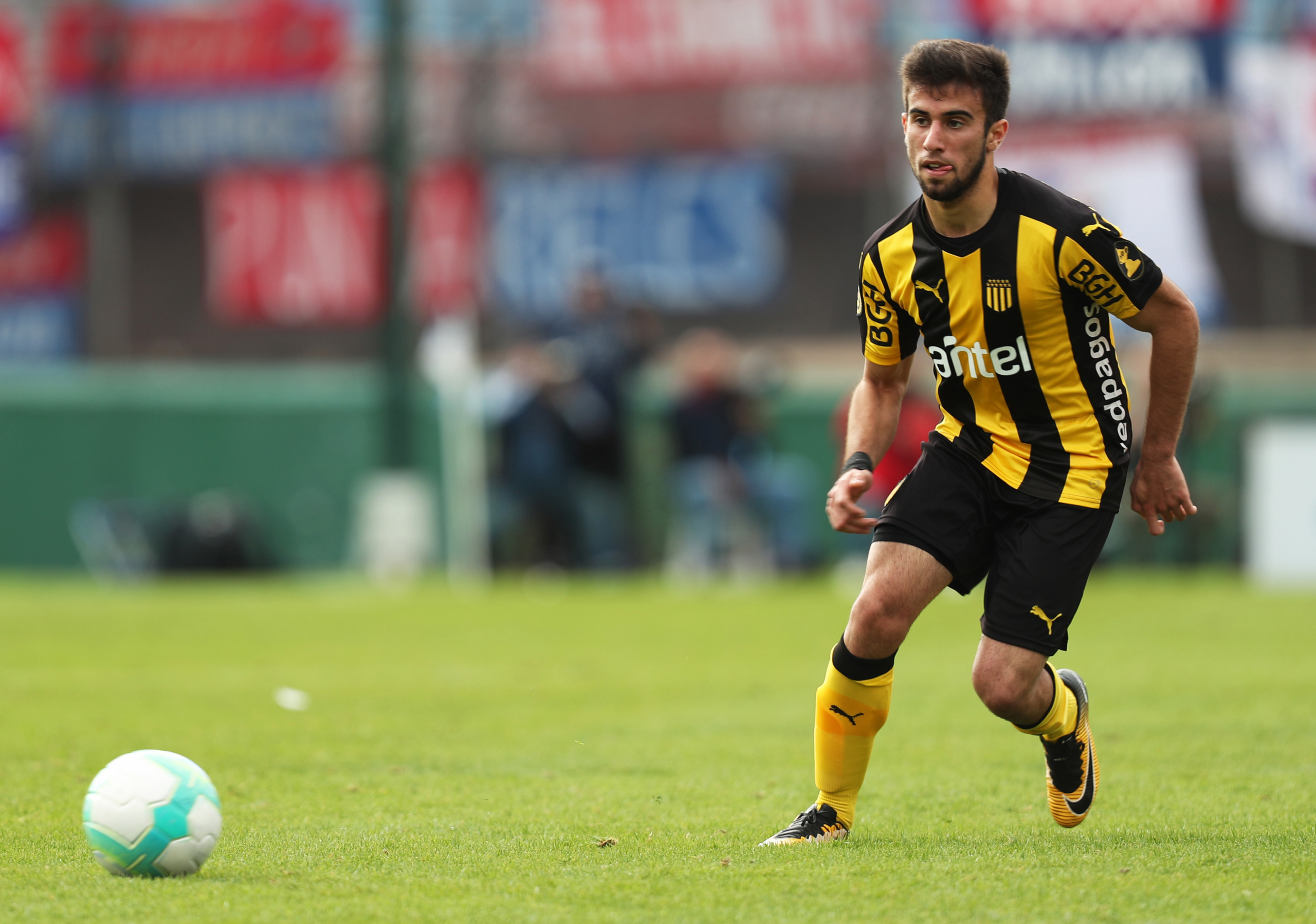 Peñarol gana y mantiene el liderato en la Tabla Anual del fútbol uruguayo