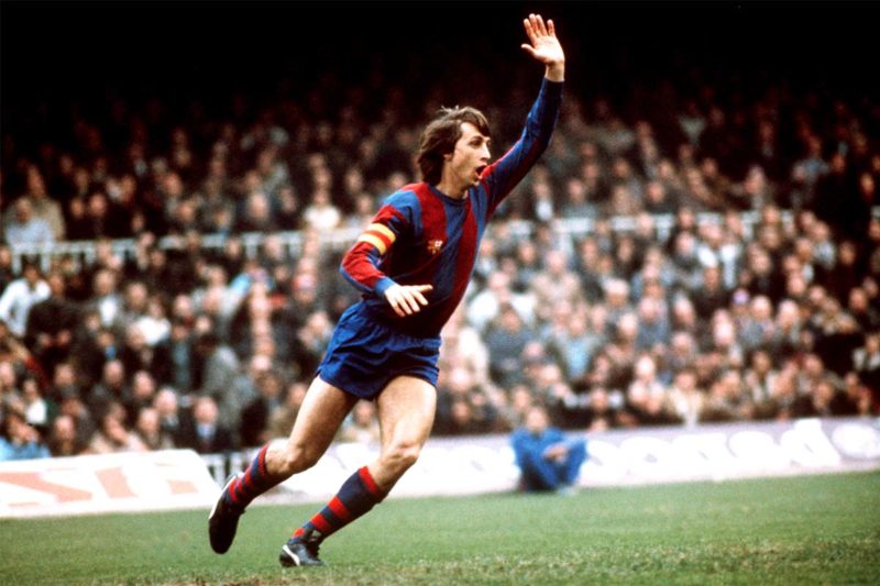 Johan Cruyff as a Barcelona player in the 1970s 800x533 - Los momentos del Clásico en España