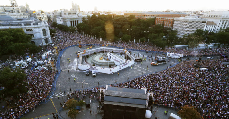 Plaza de Cibeles during a Real Madrid title celebration 2 800x416 - La razón del porqué el Real Madrid celebra en Las Cibeles
