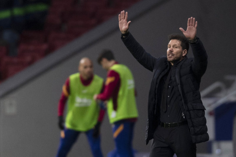 Diego Simeone beat Barcelona for the first time in LaLiga 800x533 - Real Sociedad manda, Barcelona en problemas