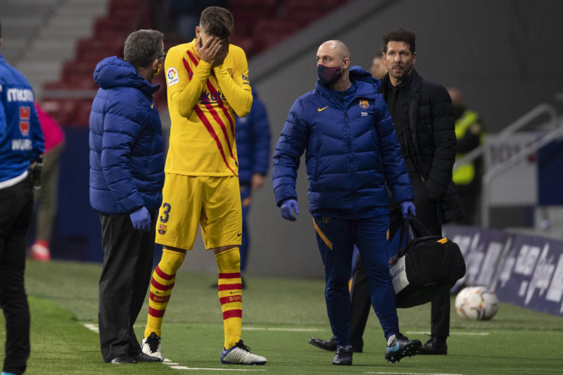 Gerard Pique faces a spell on the sidelines after picking up an injury vs Atleti 800x533 - Real Sociedad manda, Barcelona en problemas