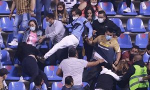 Bronca 300x180 - La violencia reaparece en la Liga MX con la vuelta del público a los estadios