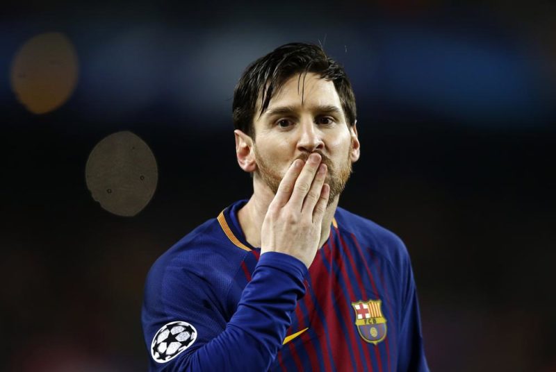 Messi 1 800x536 - Diego Maradona vaticinó la mala salida de Messi