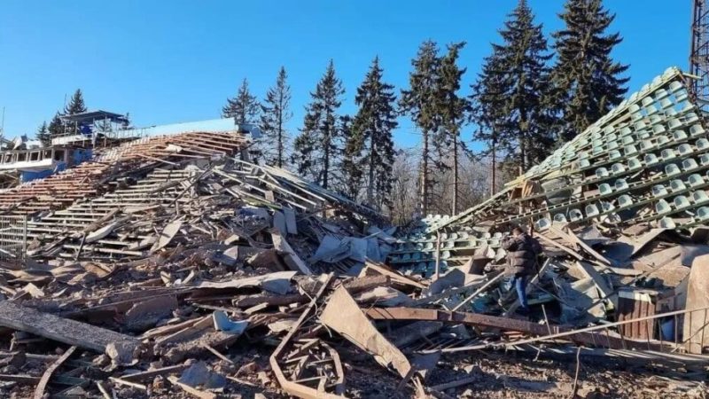 Ucrania 2 800x450 - Estadio en Ucrania destruido por las bombas