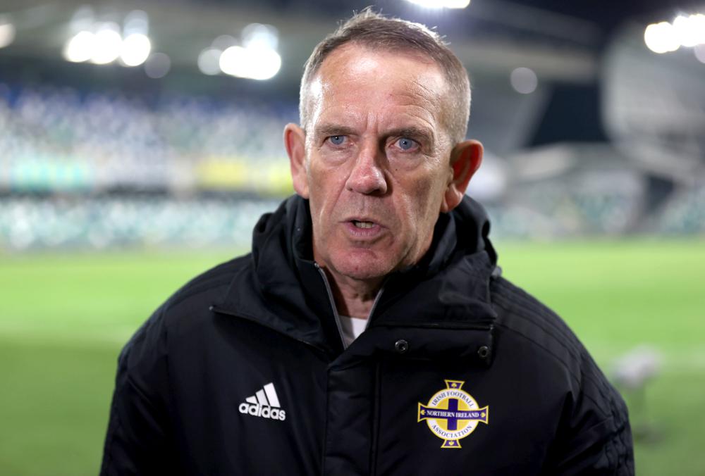 Coach - Coach de Irlanda del Norte se disculpa con jugadoras