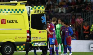 Araujo 300x180 - Araujo sale en ambulancia al desmayarse con Barcelona