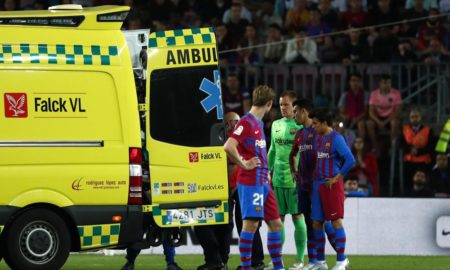 Araujo 450x270 - Araujo sale en ambulancia al desmayarse con Barcelona