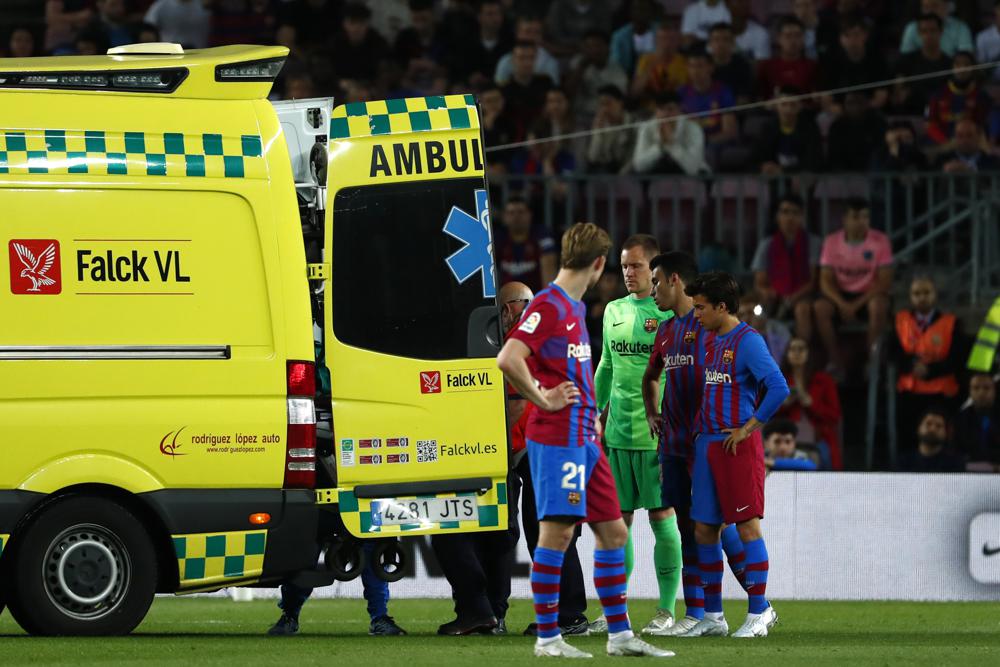 Araujo - Araujo sale en ambulancia al desmayarse con Barcelona