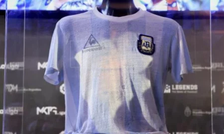 Camiseta de maradona 450x270 - Nada como la patria, camiseta de Maradona campeón de 86 regresa a Argentina