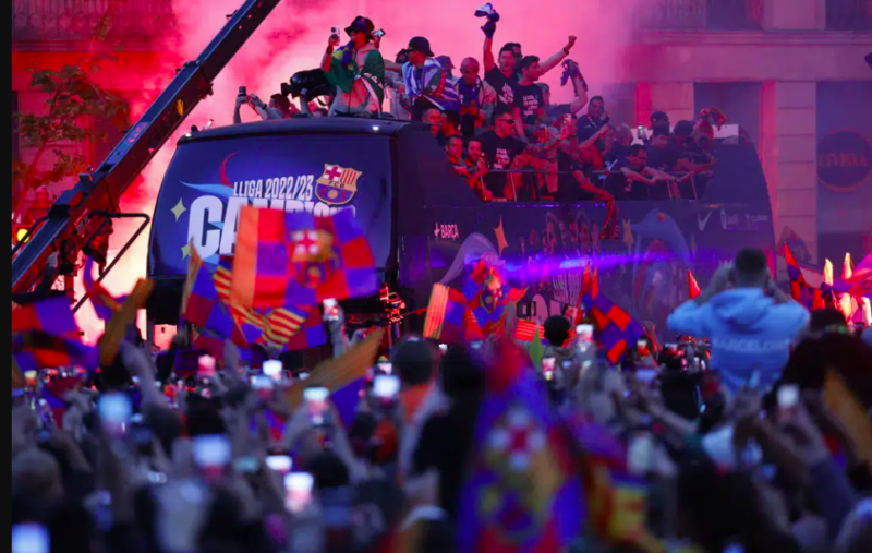 Desfile 1 800x507 - Mas de 80 mil aficionados celebran con Barcelona