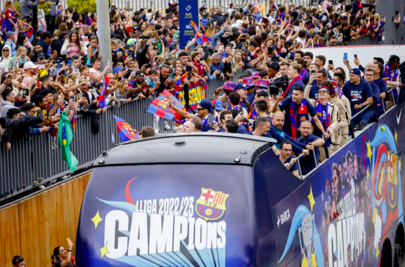 Desfile 4 800x528 - Mas de 80 mil aficionados celebran con Barcelona