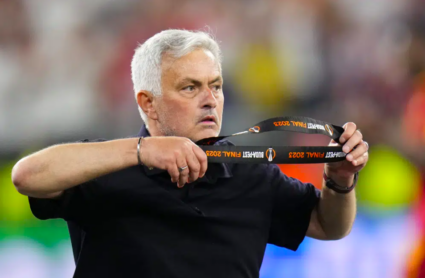 ¡Volvió el show de Mou! Estalla contra el VAR con fotos en mano y Simeone lo manda a callar