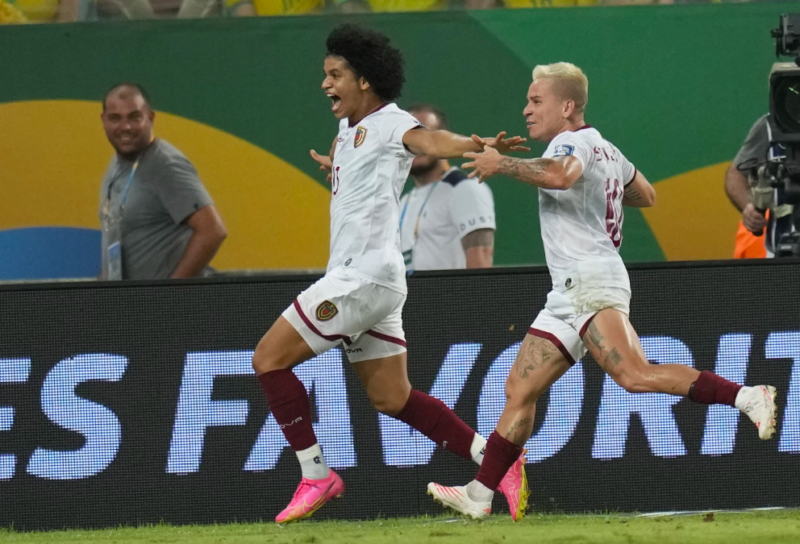 Jugadores de Venezuela celebran su gol