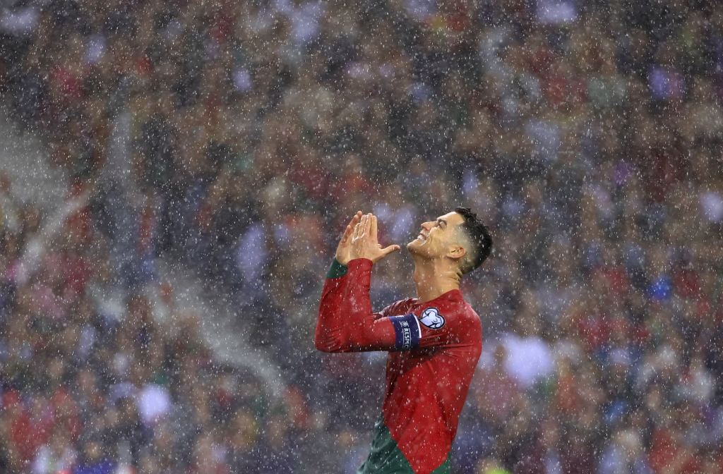 Ronaldo 2 - Ronaldo ayuda a Portugal a calificar a la Euro, Francia también 