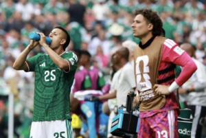 Polémica por las pausas de hidratación que están destruyendo al futbol