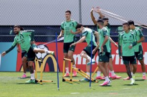 La Selección mexicana entrena pese a tensión en la capital del país