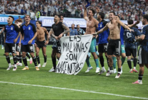 Reino Unido pide a la FIFA investigar a Argentina por pancarta sobre las Islas Malvinas