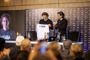 Forlán abre la puerta al regreso de Suárez